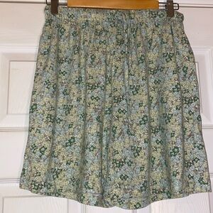 Emerald Isle Women’s Elastic Waist Shorts  Green/Beige Delicate Flowers Med